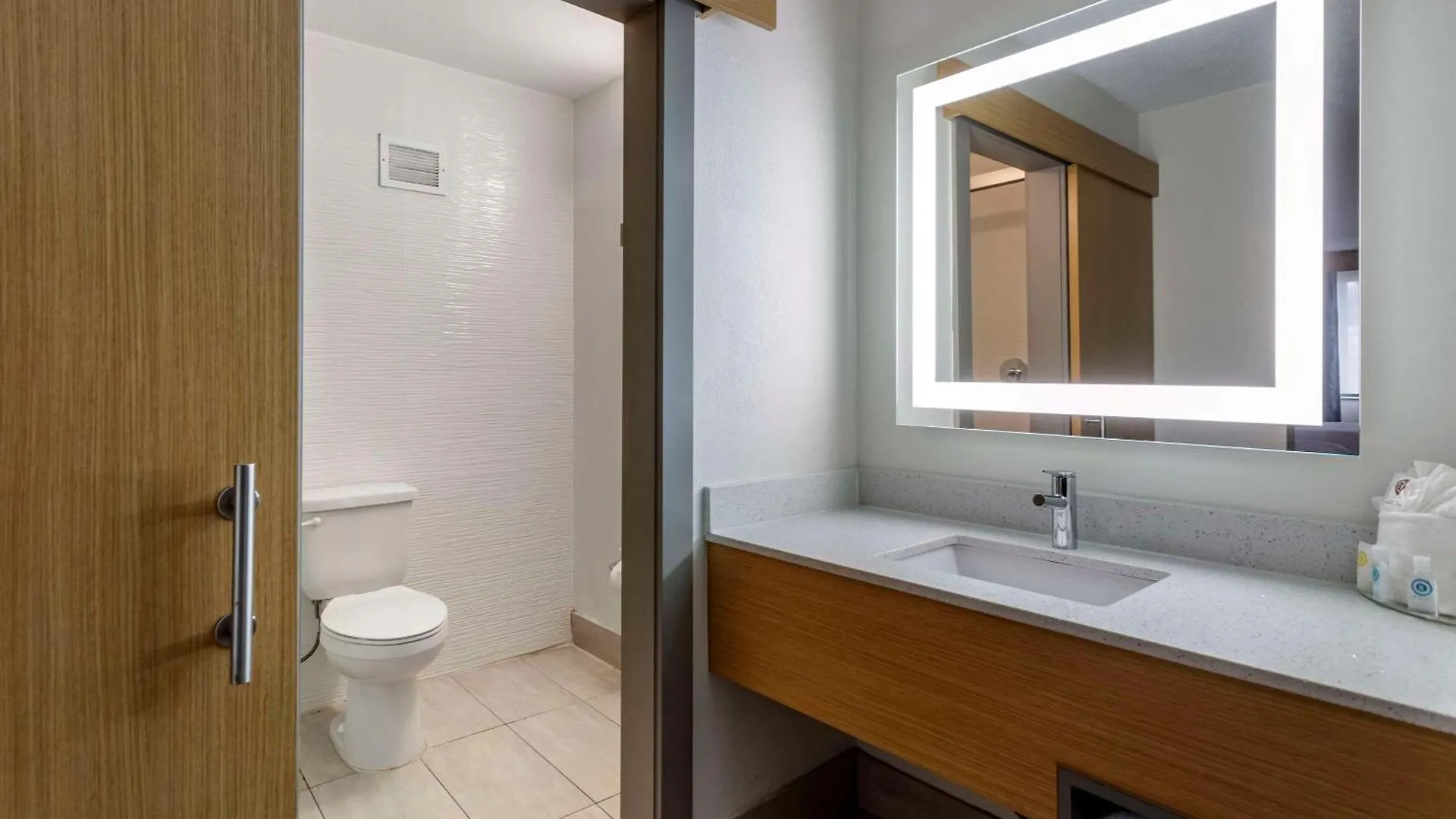 Comfort Inn & Suites Nashville Downtown - Stadium Hotel